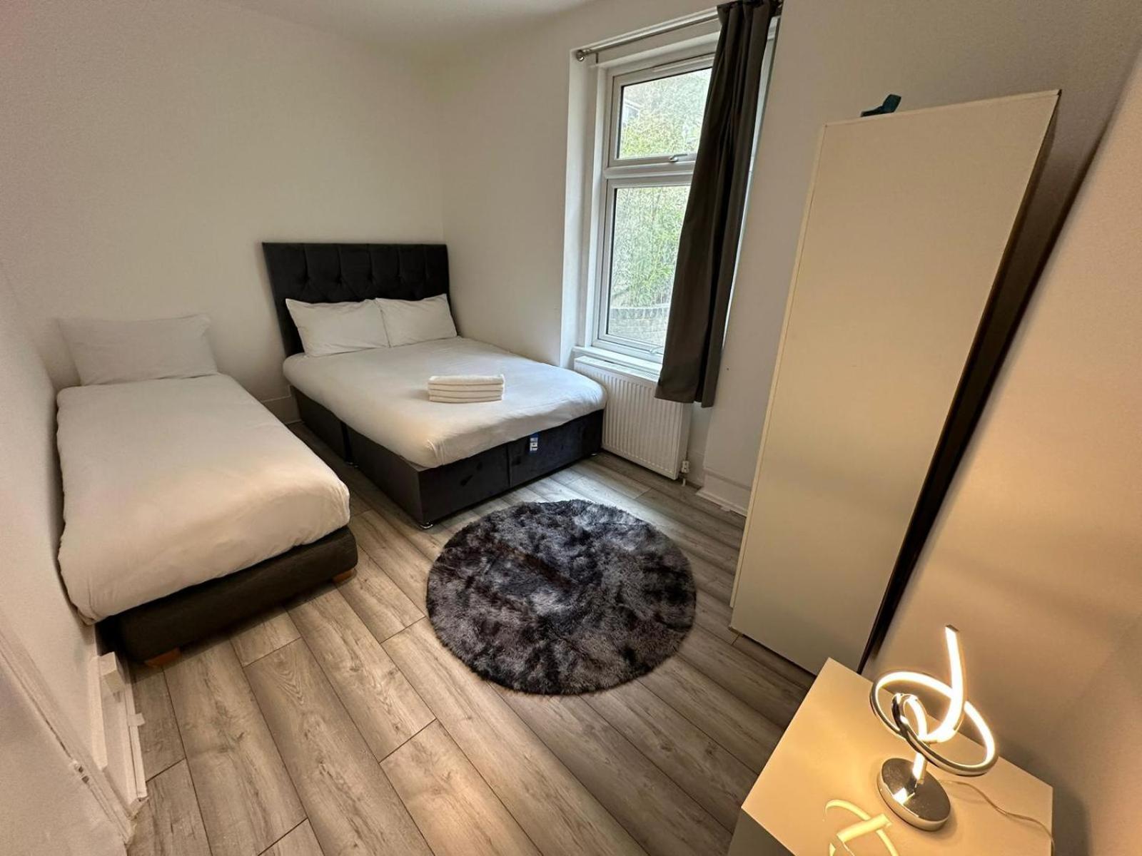Ground Floor One Bedroom Flat Miles Londra